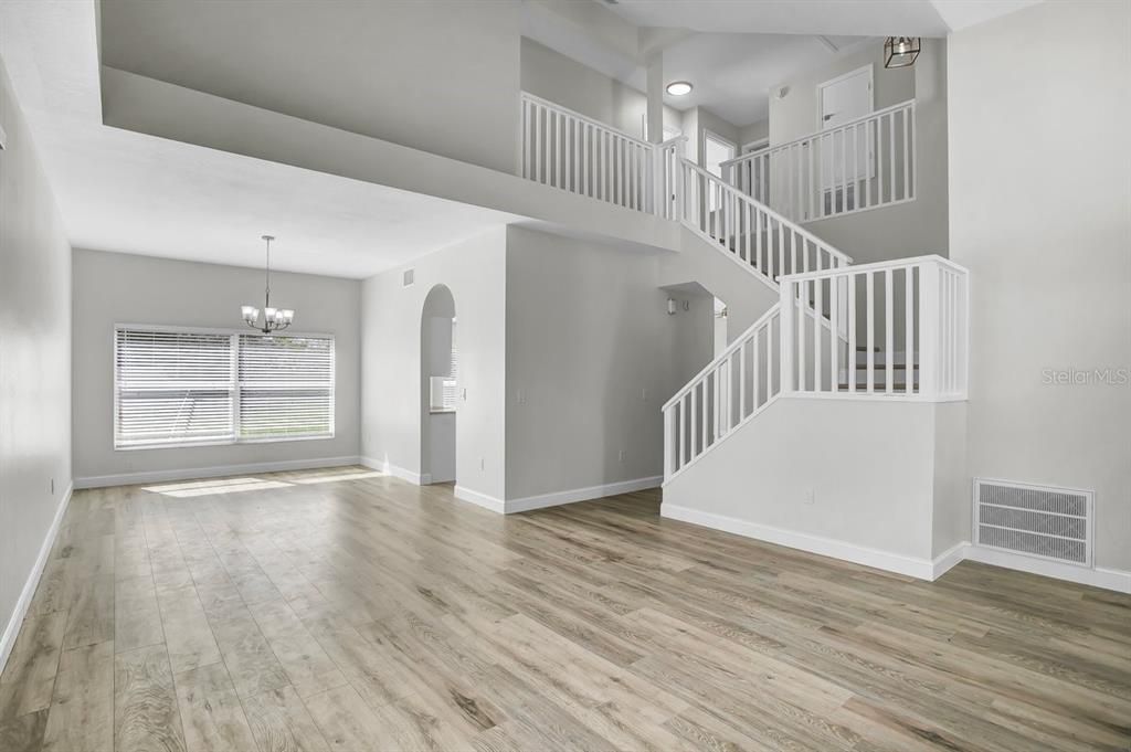 合同活跃: $450,000 (4 贝兹, 2 浴室, 2251 平方英尺)