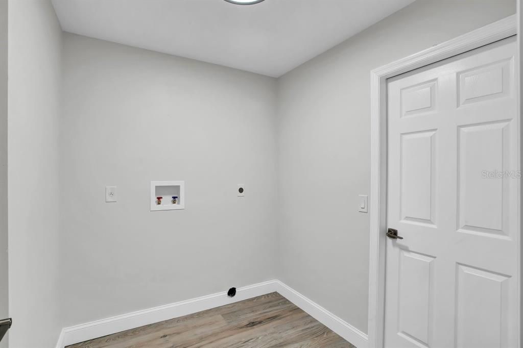 合同活跃: $450,000 (4 贝兹, 2 浴室, 2251 平方英尺)