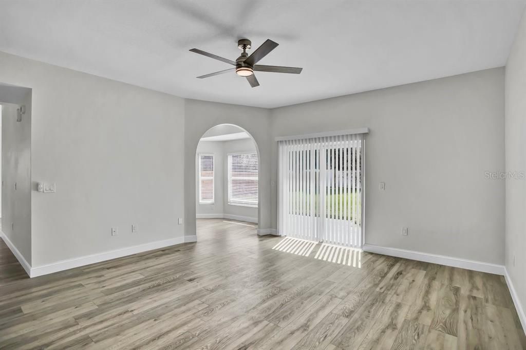 合同活跃: $450,000 (4 贝兹, 2 浴室, 2251 平方英尺)