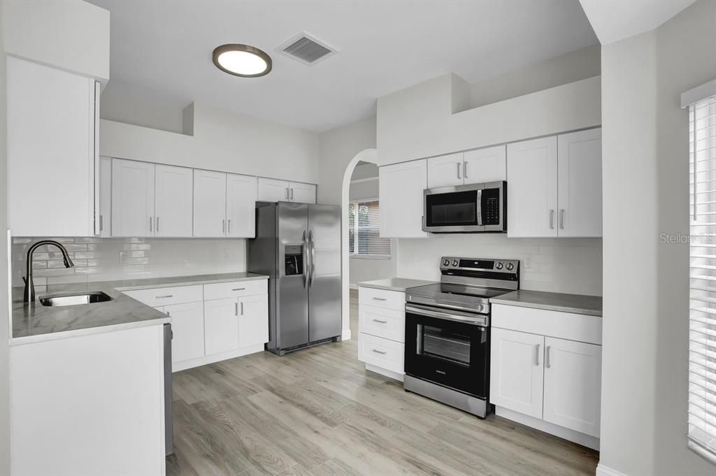 合同活跃: $450,000 (4 贝兹, 2 浴室, 2251 平方英尺)