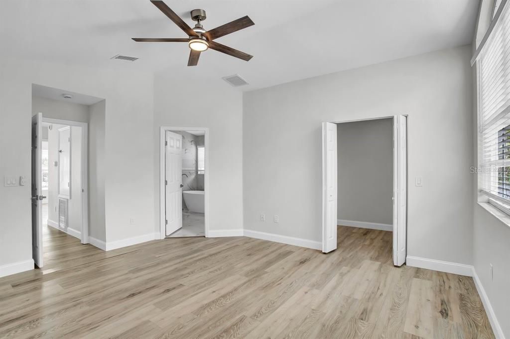 合同活跃: $450,000 (4 贝兹, 2 浴室, 2251 平方英尺)