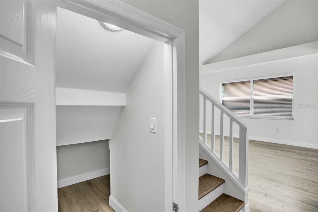 合同活跃: $450,000 (4 贝兹, 2 浴室, 2251 平方英尺)