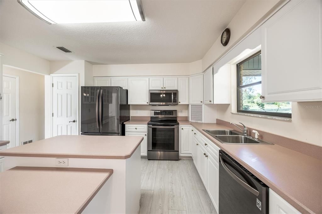 En Venta: $350,000 (3 camas, 2 baños, 1998 Pies cuadrados)