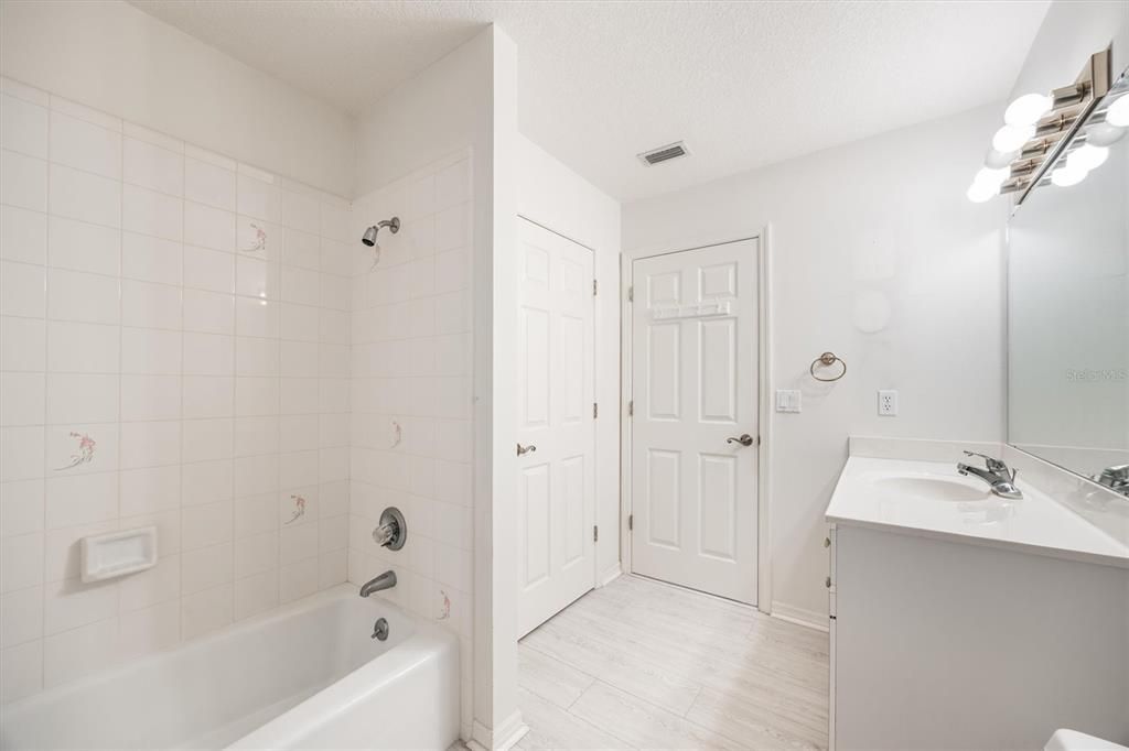 En Venta: $350,000 (3 camas, 2 baños, 1998 Pies cuadrados)