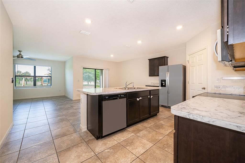 На продажу: $369,990 (4 спален, 2 ванн, 1830 Квадратных фут)