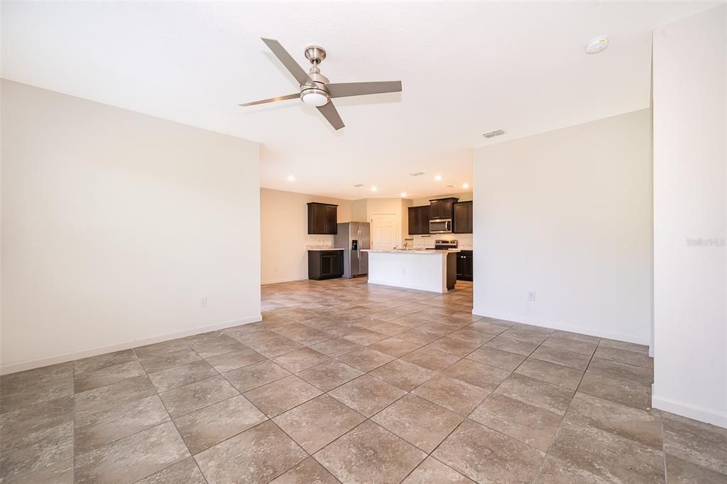 На продажу: $369,990 (4 спален, 2 ванн, 1830 Квадратных фут)