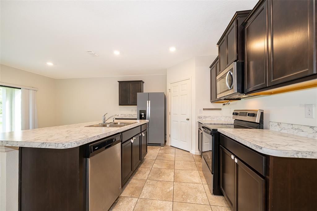 На продажу: $369,990 (4 спален, 2 ванн, 1830 Квадратных фут)