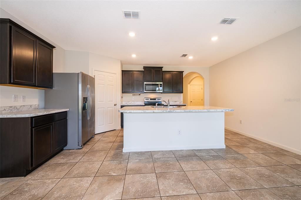 На продажу: $369,990 (4 спален, 2 ванн, 1830 Квадратных фут)