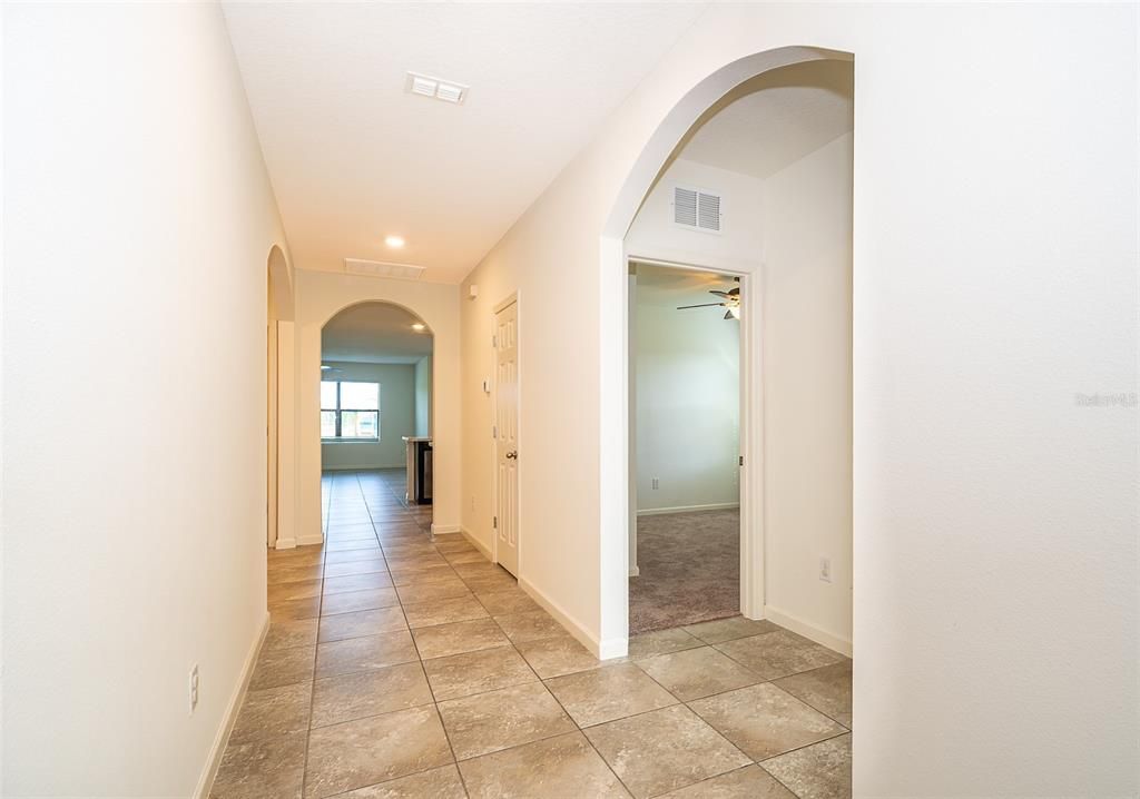 На продажу: $369,990 (4 спален, 2 ванн, 1830 Квадратных фут)