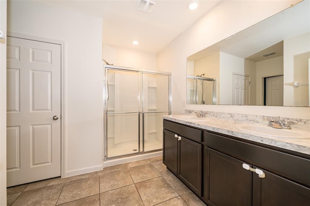 На продажу: $369,990 (4 спален, 2 ванн, 1830 Квадратных фут)