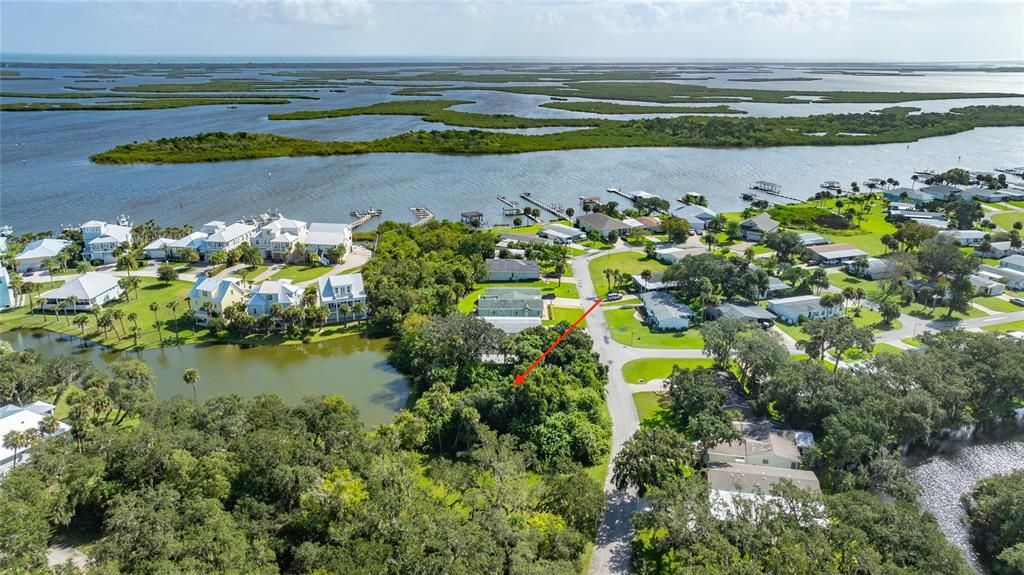 На продажу: $70,000 (0.11 acres)