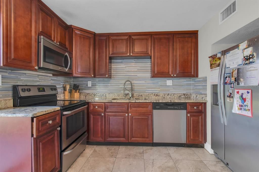 На продажу: $299,000 (3 спален, 2 ванн, 1266 Квадратных фут)