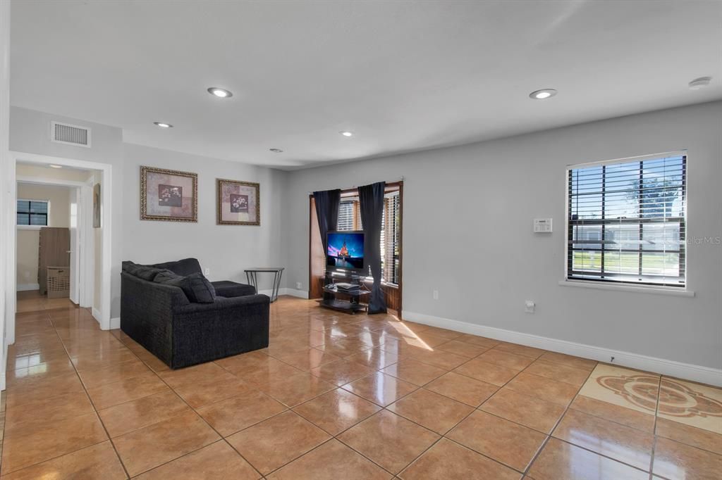 На продажу: $299,000 (3 спален, 2 ванн, 1266 Квадратных фут)