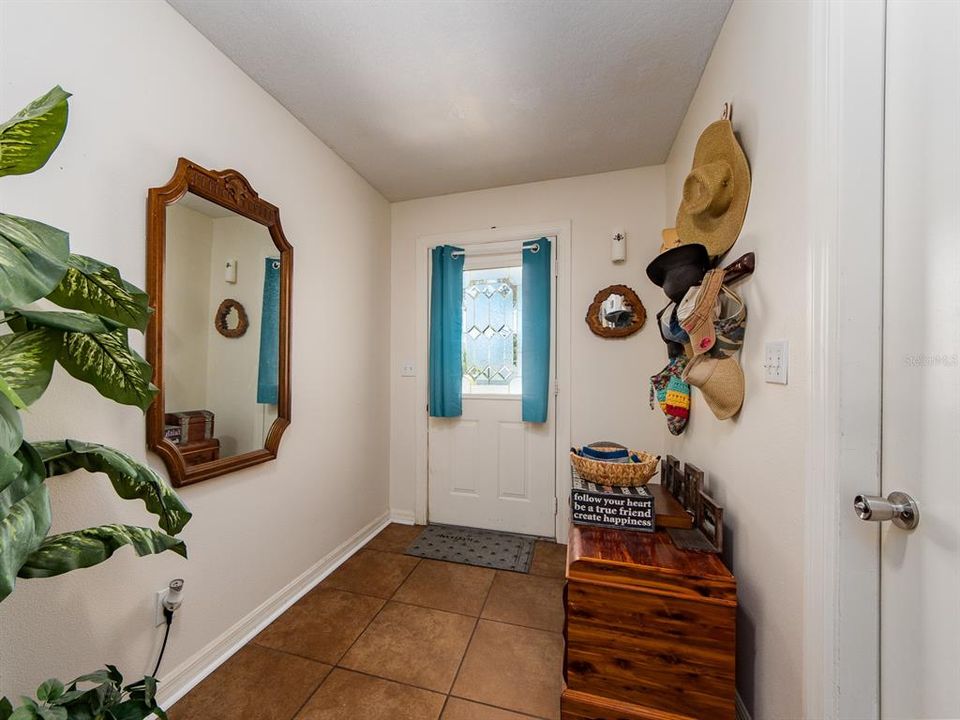 Под контрактом: $433,000 (3 спален, 2 ванн, 1617 Квадратных фут)