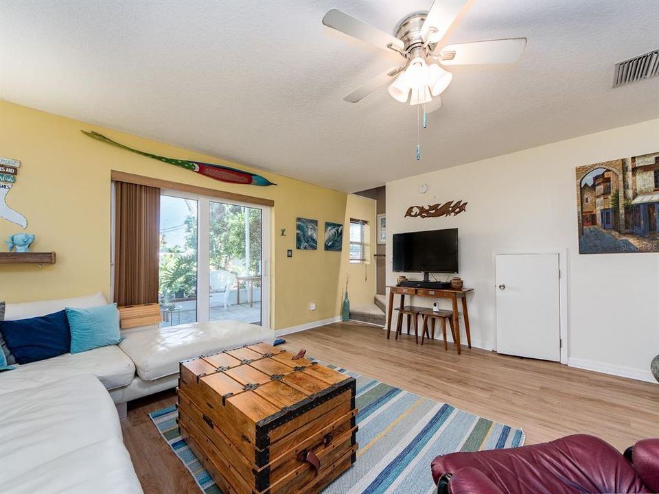 Под контрактом: $433,000 (3 спален, 2 ванн, 1617 Квадратных фут)