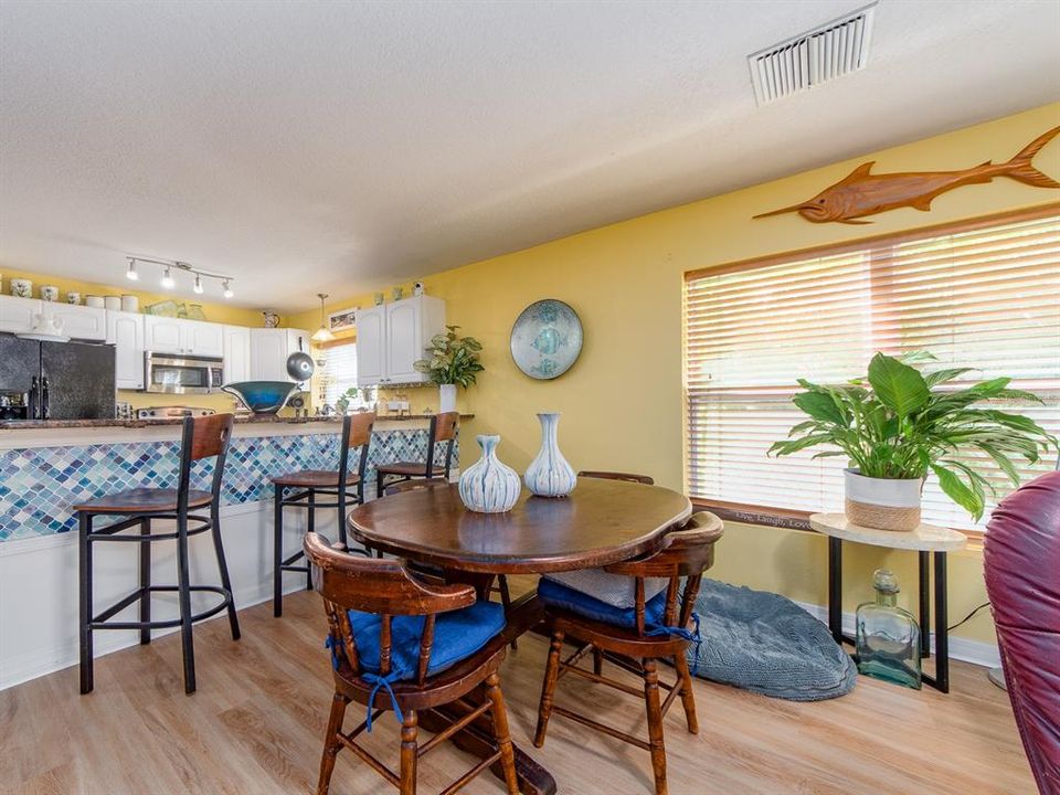 Под контрактом: $433,000 (3 спален, 2 ванн, 1617 Квадратных фут)