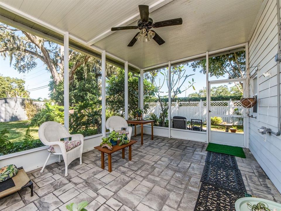 Под контрактом: $433,000 (3 спален, 2 ванн, 1617 Квадратных фут)