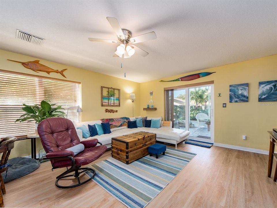 Под контрактом: $433,000 (3 спален, 2 ванн, 1617 Квадратных фут)