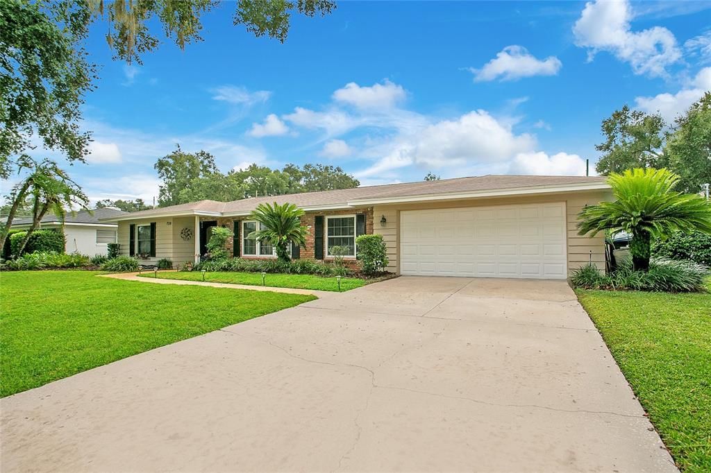 For Sale: $589,500 (3 beds, 2 baths, 2043 Square Feet)