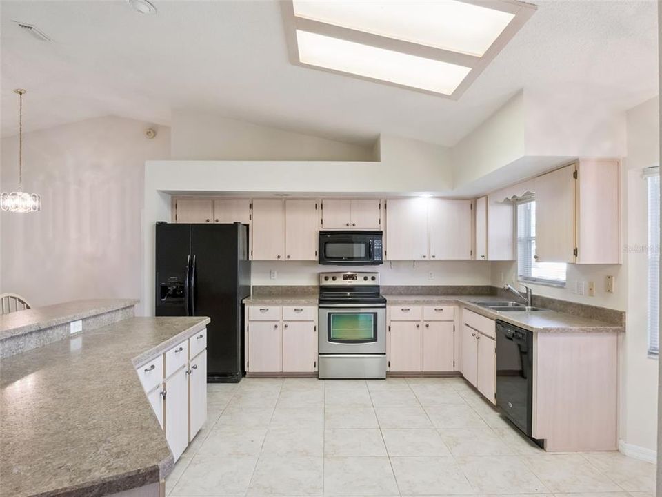 For Sale: $288,900 (2 beds, 2 baths, 2003 Square Feet)