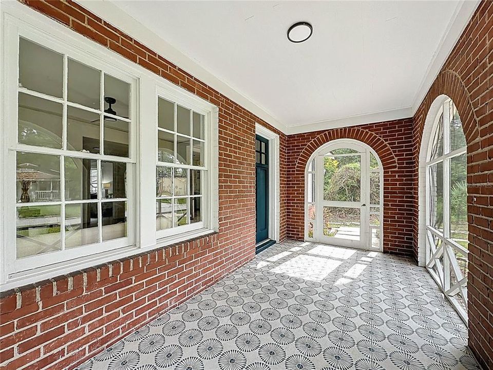 待售: $325,000 (2 贝兹, 1 浴室, 927 平方英尺)