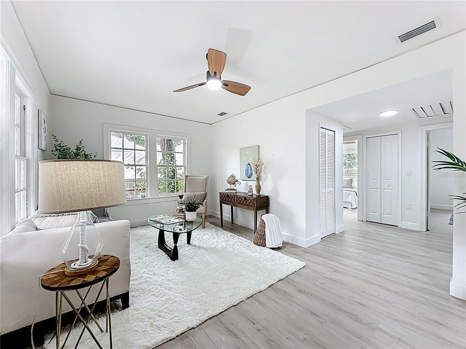 待售: $325,000 (2 贝兹, 1 浴室, 927 平方英尺)