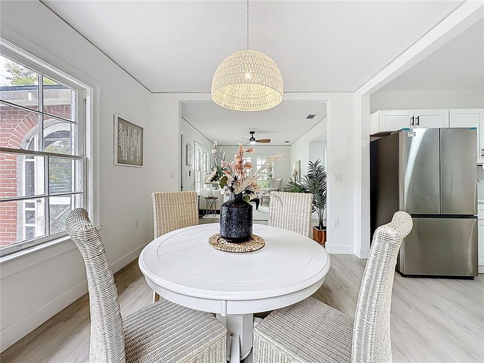 待售: $325,000 (2 贝兹, 1 浴室, 927 平方英尺)