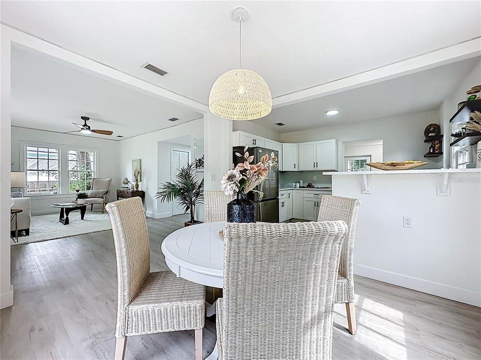 待售: $325,000 (2 贝兹, 1 浴室, 927 平方英尺)