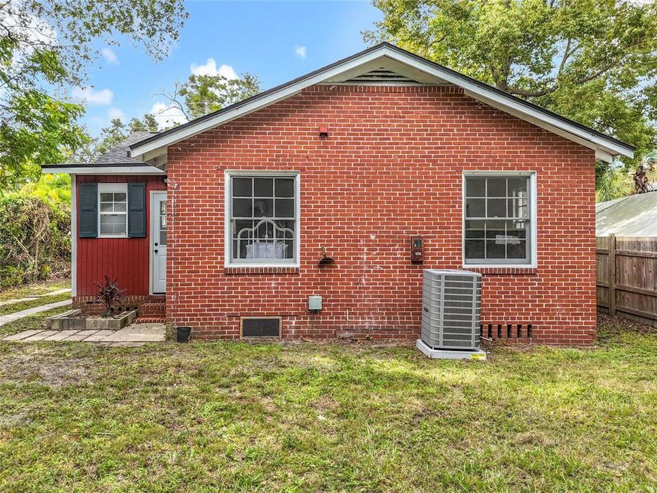 待售: $325,000 (2 贝兹, 1 浴室, 927 平方英尺)