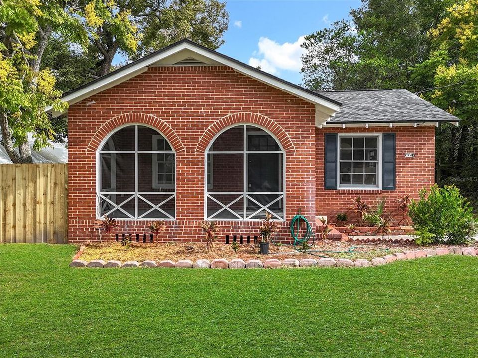 待售: $325,000 (2 贝兹, 1 浴室, 927 平方英尺)