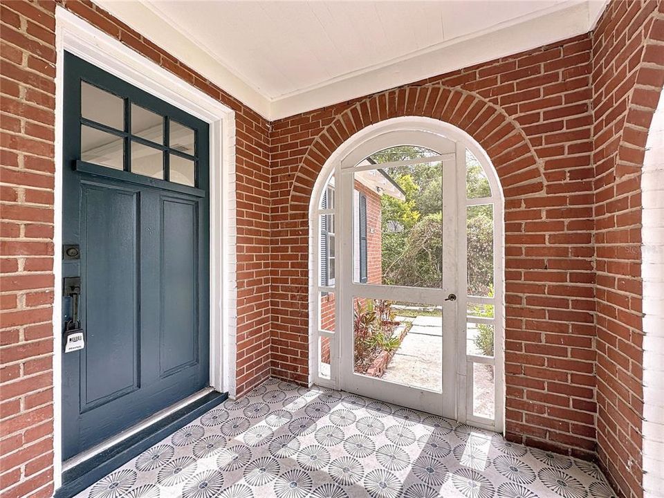 待售: $325,000 (2 贝兹, 1 浴室, 927 平方英尺)