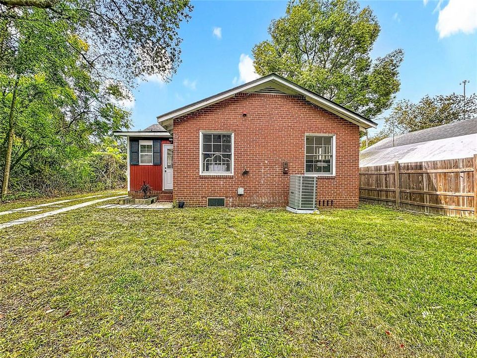 待售: $325,000 (2 贝兹, 1 浴室, 927 平方英尺)