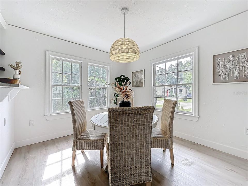 待售: $325,000 (2 贝兹, 1 浴室, 927 平方英尺)