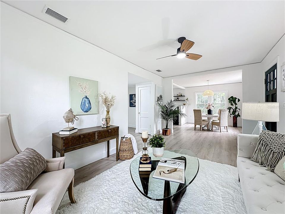 待售: $325,000 (2 贝兹, 1 浴室, 927 平方英尺)