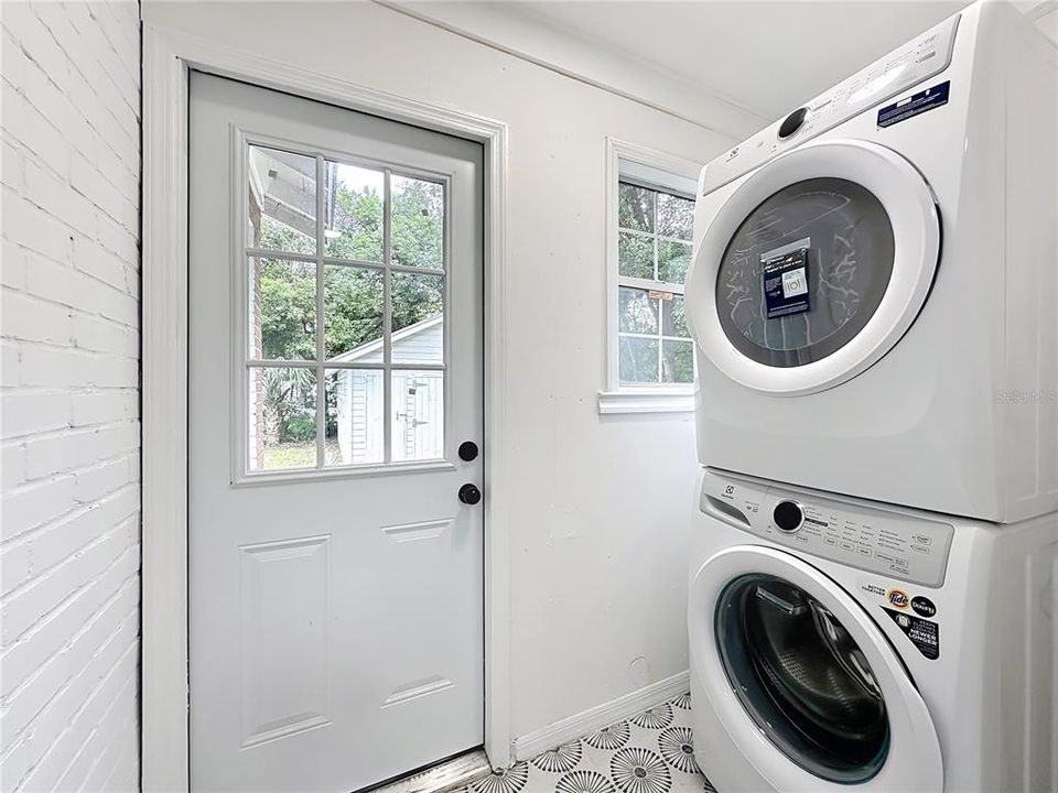 待售: $325,000 (2 贝兹, 1 浴室, 927 平方英尺)