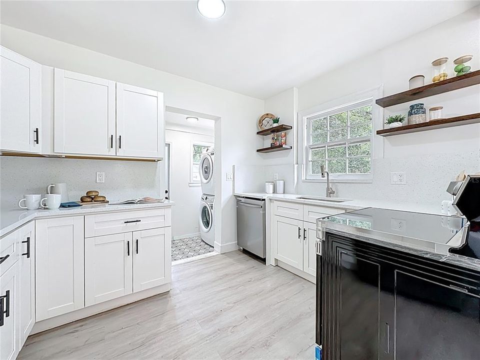 待售: $325,000 (2 贝兹, 1 浴室, 927 平方英尺)