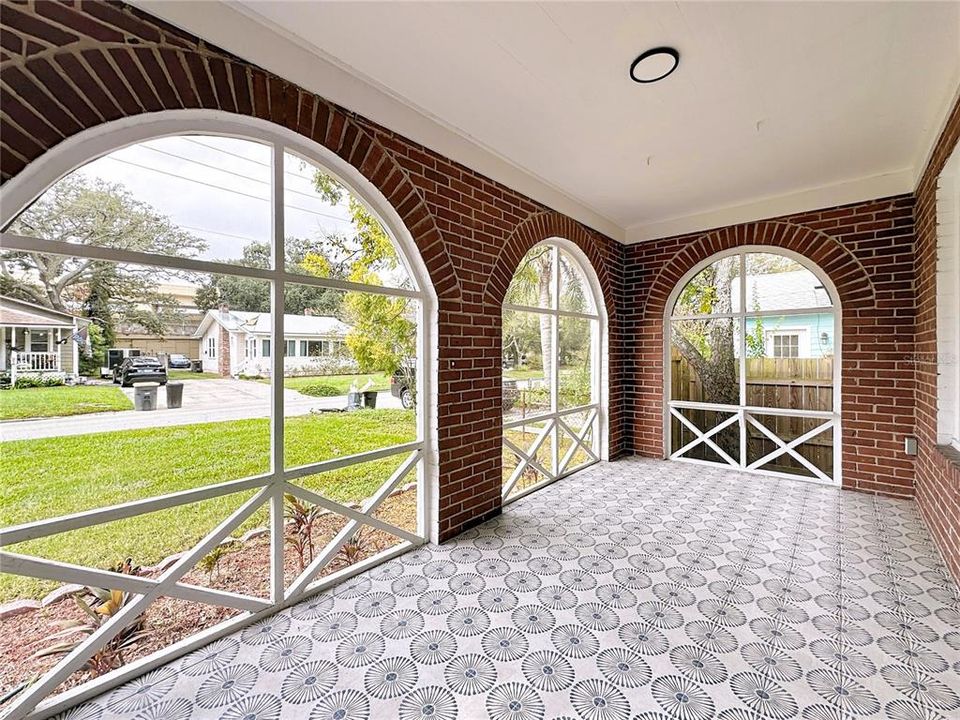 待售: $325,000 (2 贝兹, 1 浴室, 927 平方英尺)