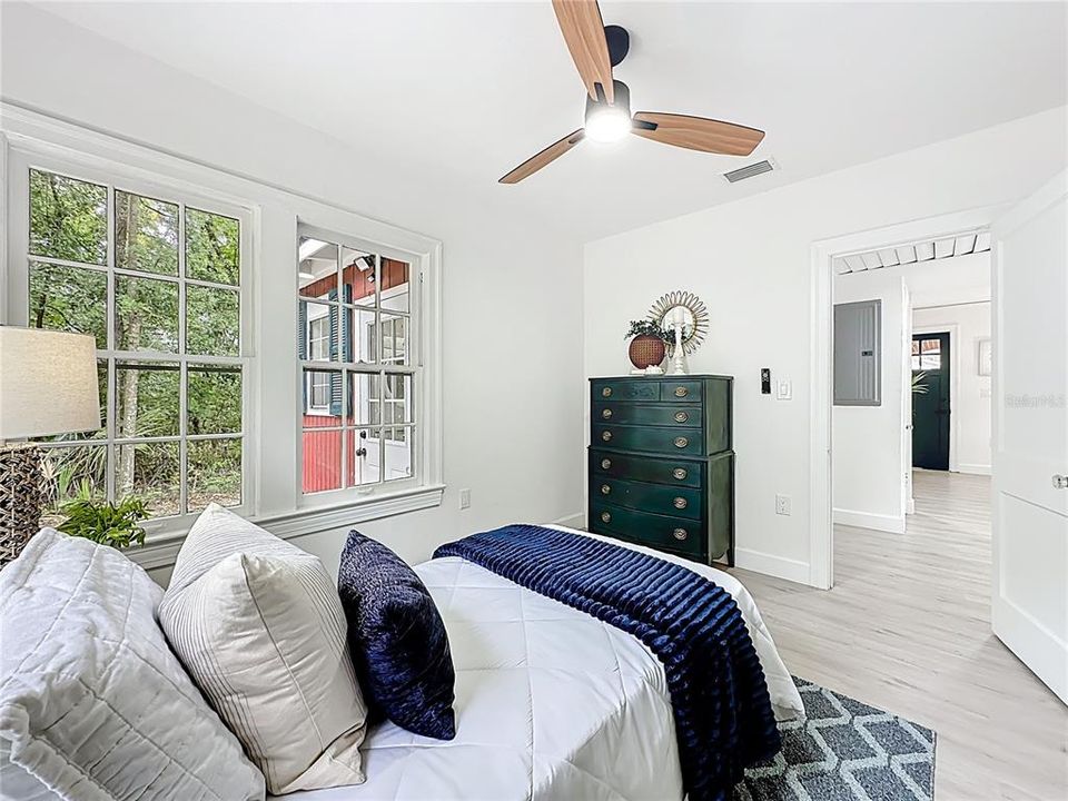 待售: $325,000 (2 贝兹, 1 浴室, 927 平方英尺)