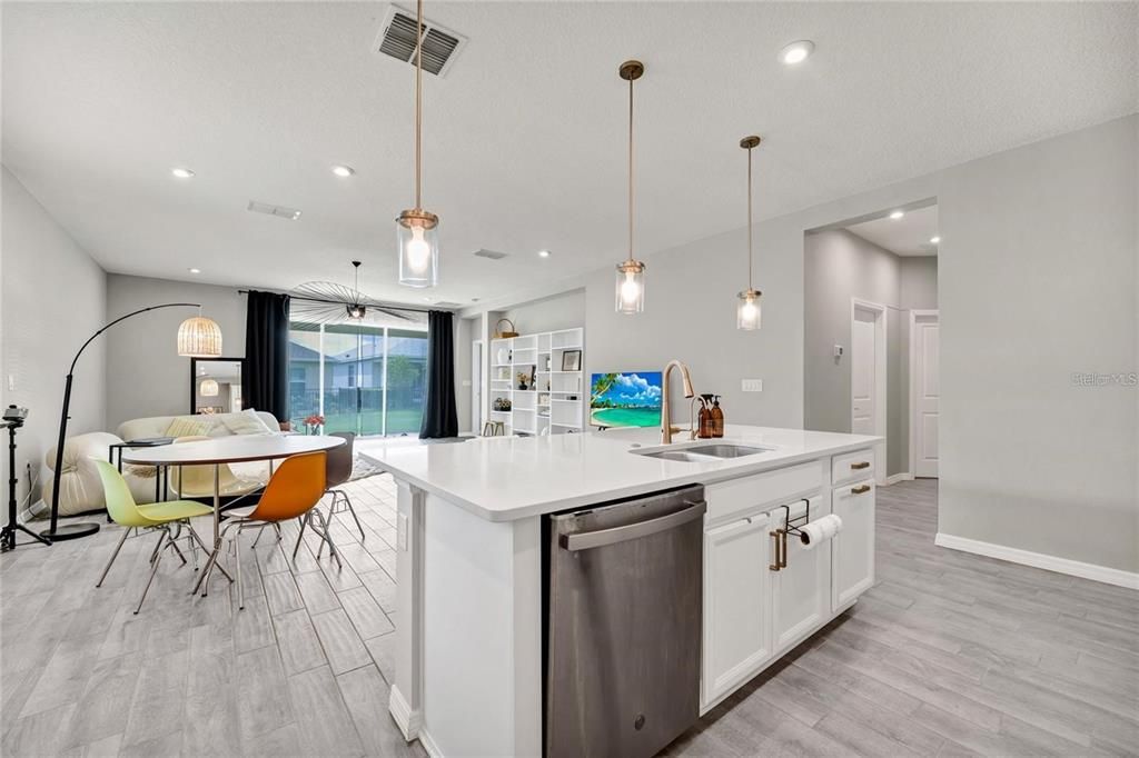 На продажу: $570,000 (4 спален, 3 ванн, 2399 Квадратных фут)