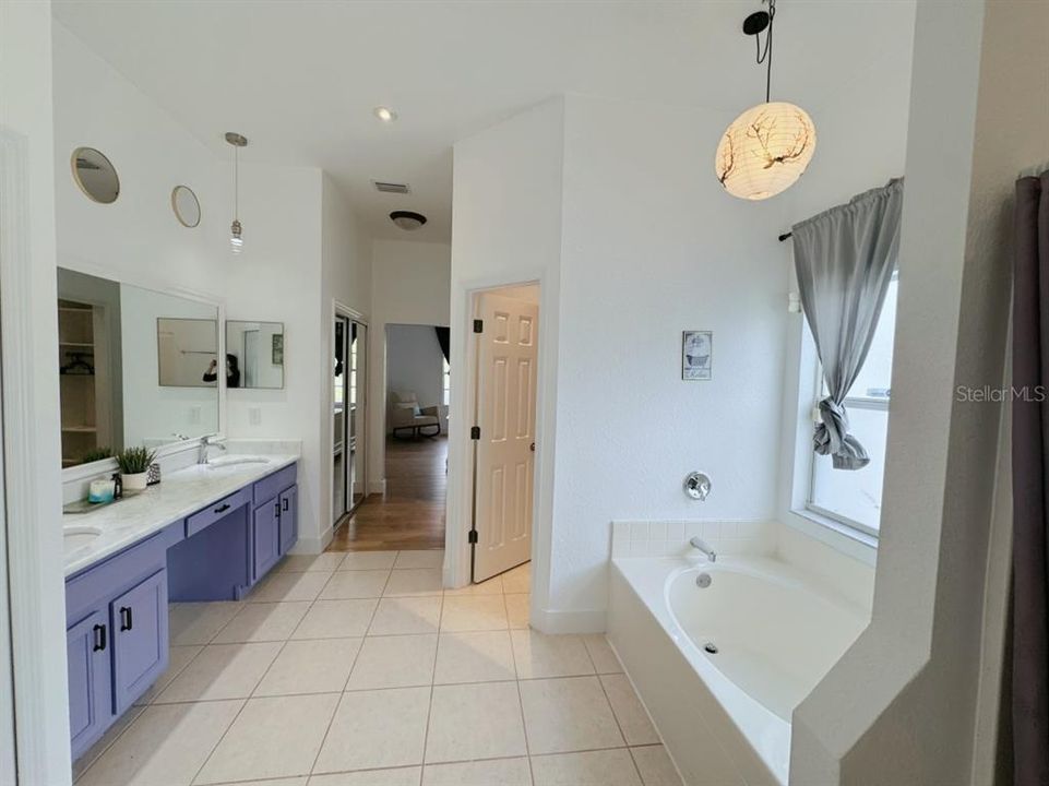 合同活跃: $370,000 (4 贝兹, 2 浴室, 2136 平方英尺)