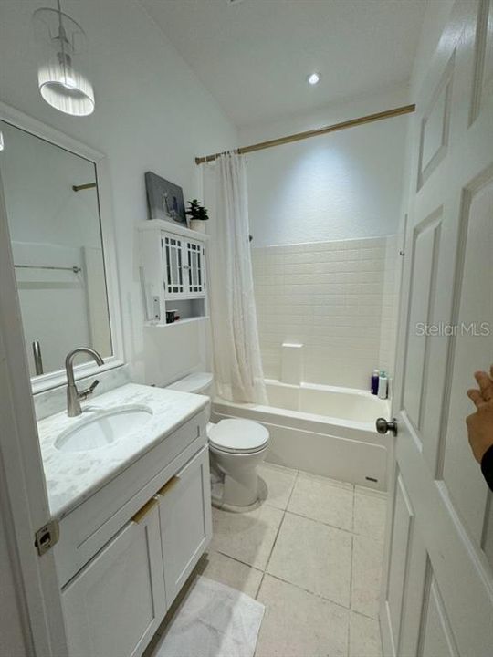 合同活跃: $370,000 (4 贝兹, 2 浴室, 2136 平方英尺)