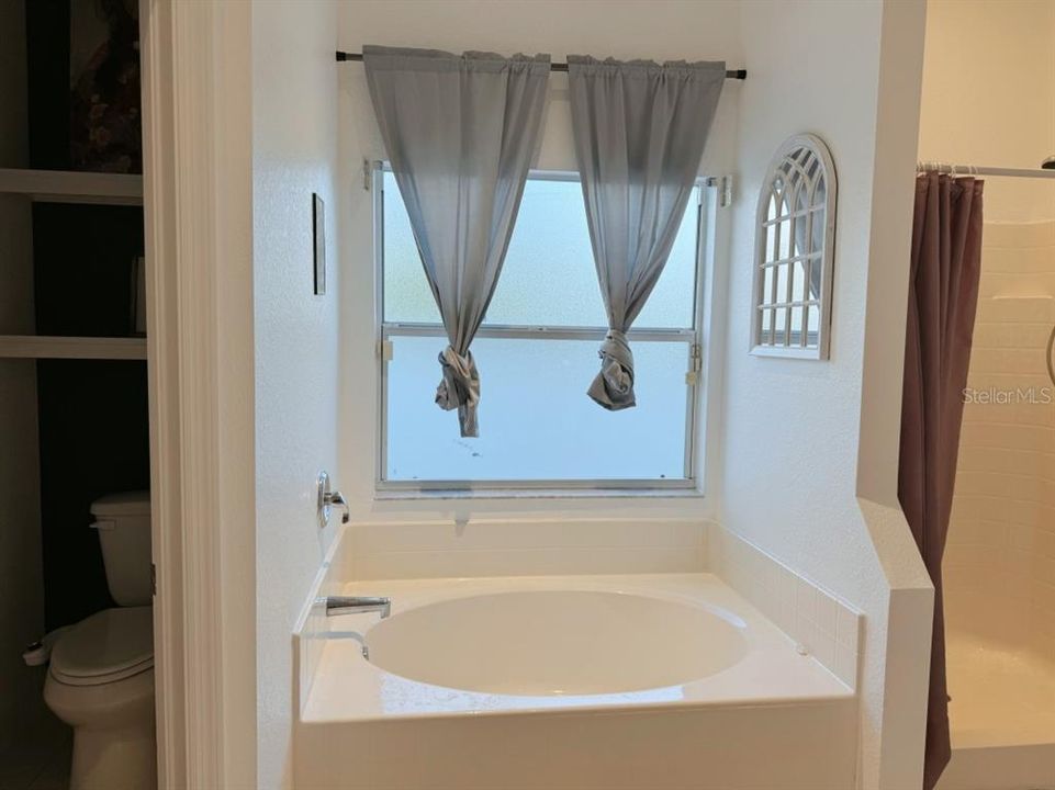 合同活跃: $370,000 (4 贝兹, 2 浴室, 2136 平方英尺)