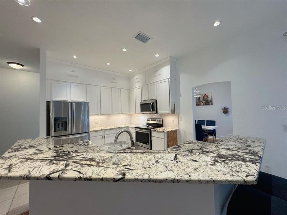 合同活跃: $370,000 (4 贝兹, 2 浴室, 2136 平方英尺)