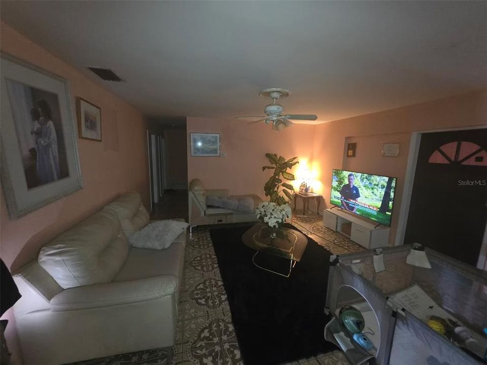 合同活跃: $305,000 (4 贝兹, 2 浴室, 2113 平方英尺)