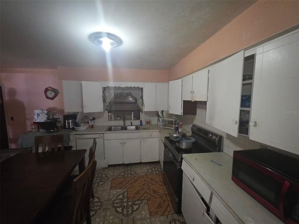 合同活跃: $305,000 (4 贝兹, 2 浴室, 2113 平方英尺)