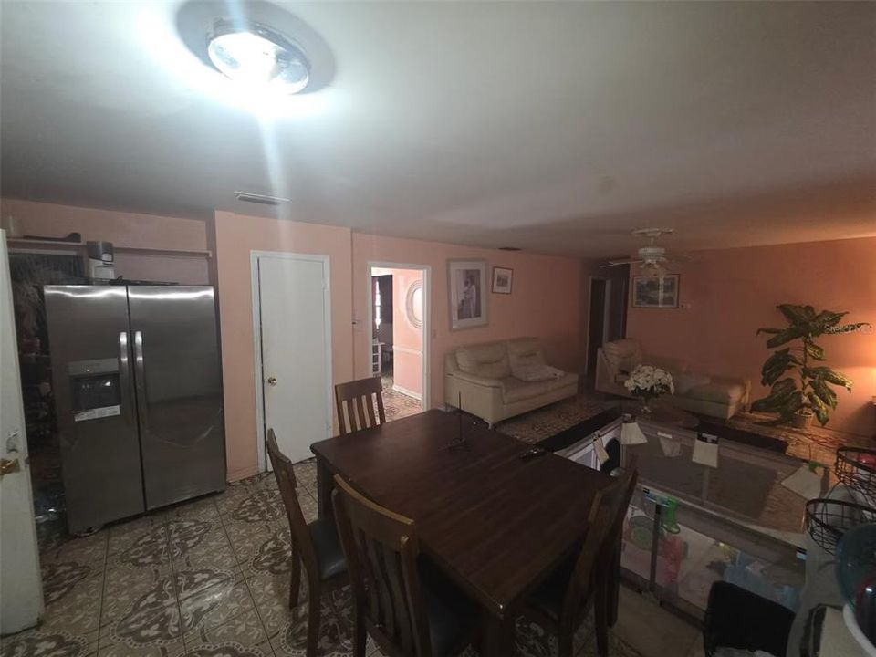 合同活跃: $305,000 (4 贝兹, 2 浴室, 2113 平方英尺)