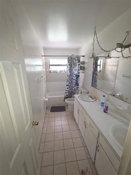 合同活跃: $305,000 (4 贝兹, 2 浴室, 2113 平方英尺)