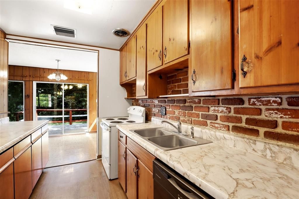 For Rent: $2,500 (3 beds, 1 baths, 1351 Square Feet)