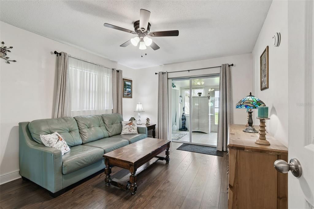 На продажу: $150,000 (2 спален, 2 ванн, 984 Квадратных фут)