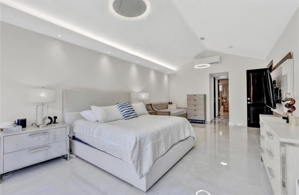 For Sale: $2,595,000 (4 beds, 5 baths, 4028 Square Feet)